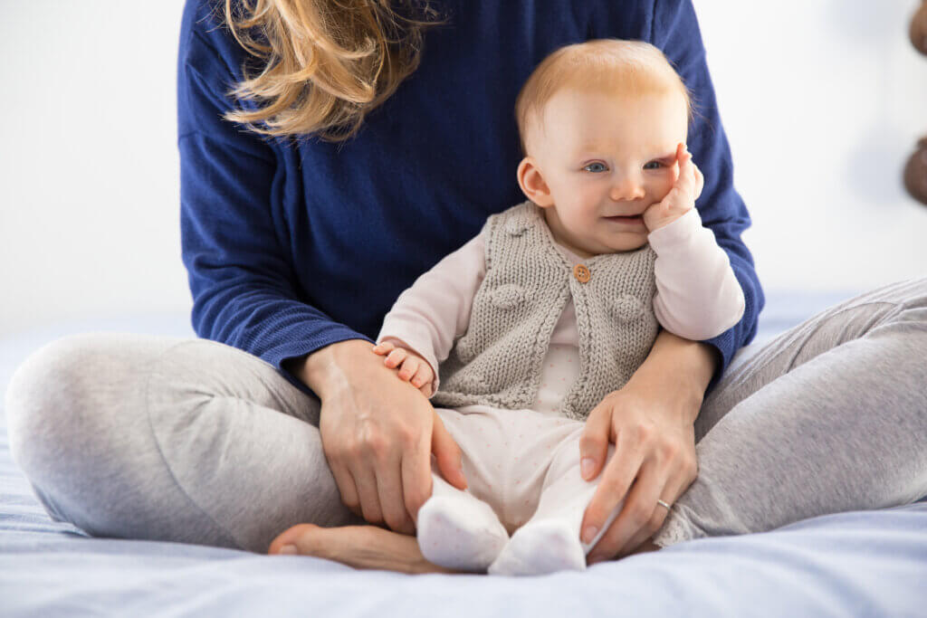 Billede viser en mor og baby der træner babytummel