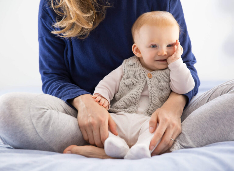 Billede viser en mor og baby der træner babytummel