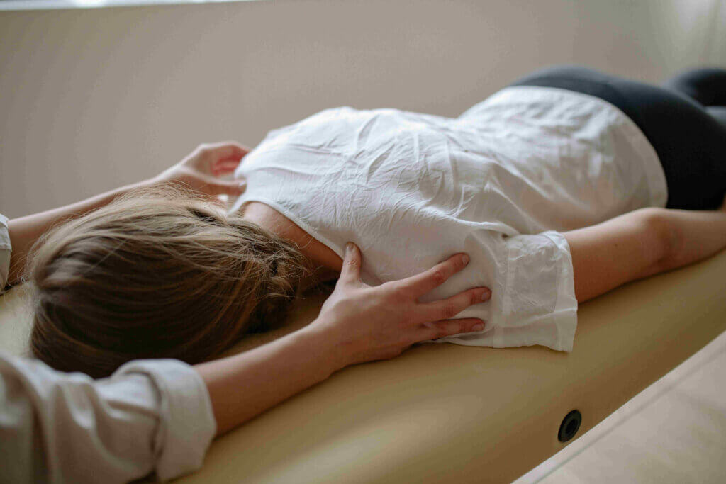 Billede viser massage med hvor patienten har tøj på.