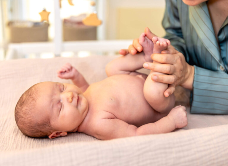 billede viser en fysioterapeut der er i gang med baby behandling
