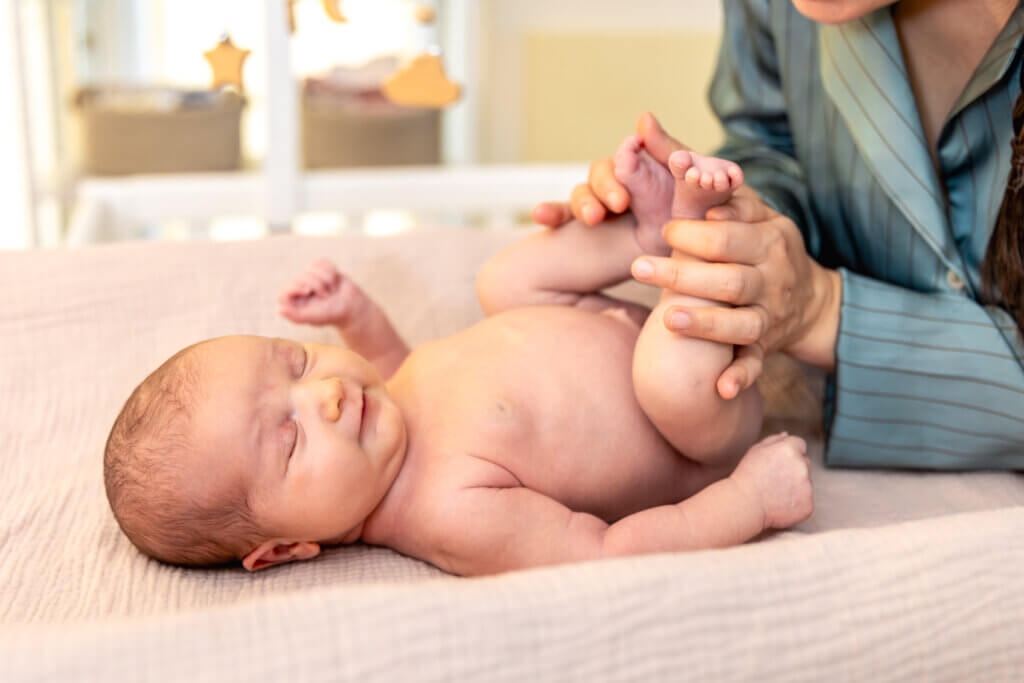 billede viser en fysioterapeut der er i gang med baby behandling